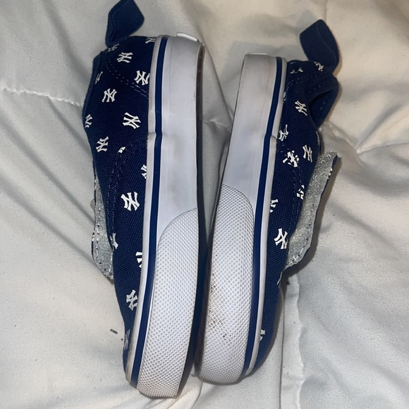 Kids Yankee Vans - Picture 2 of 3